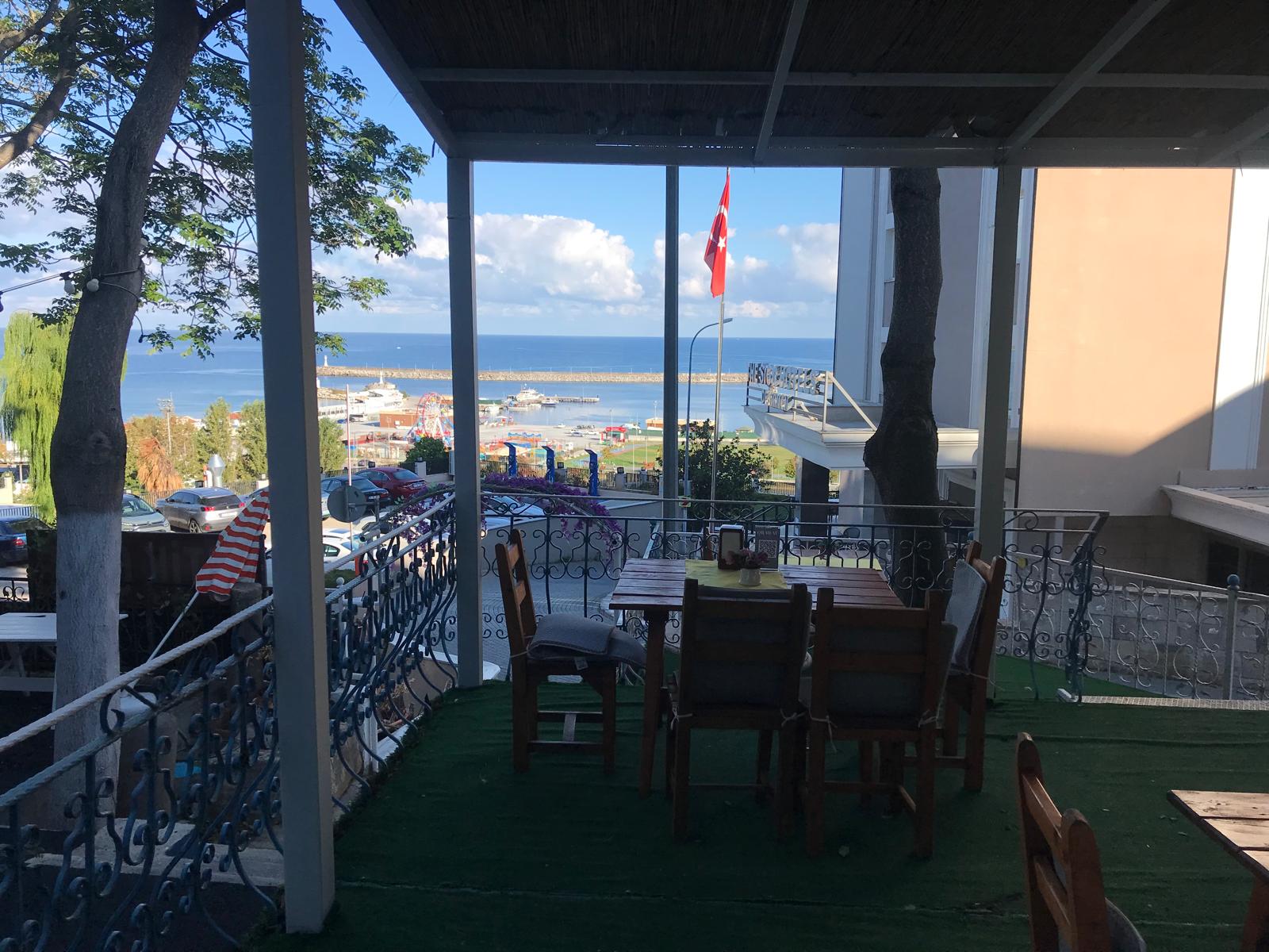 Deniz manzaralı teras, masalar