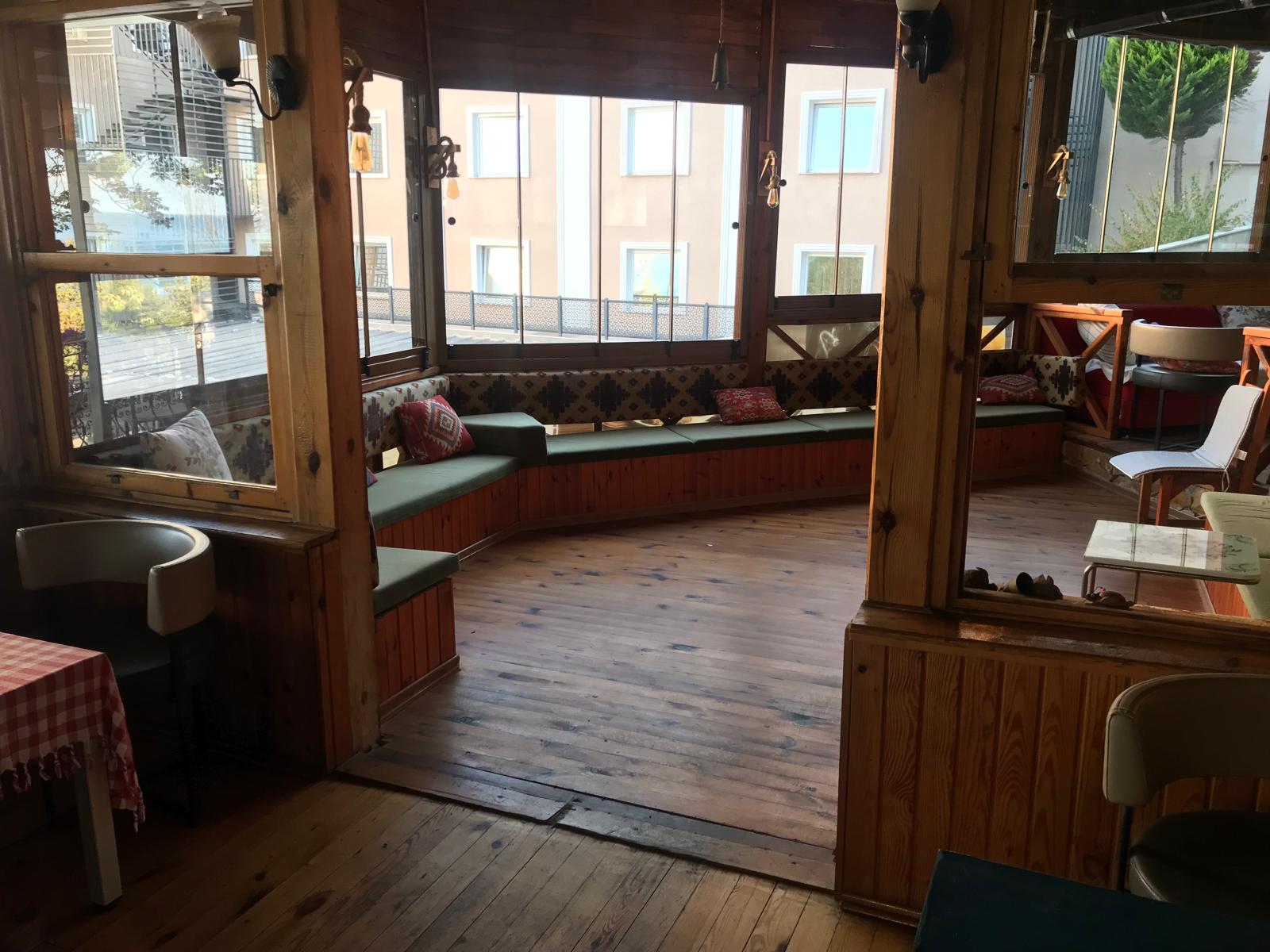 Ahşap iç mekan, sedirli oturma