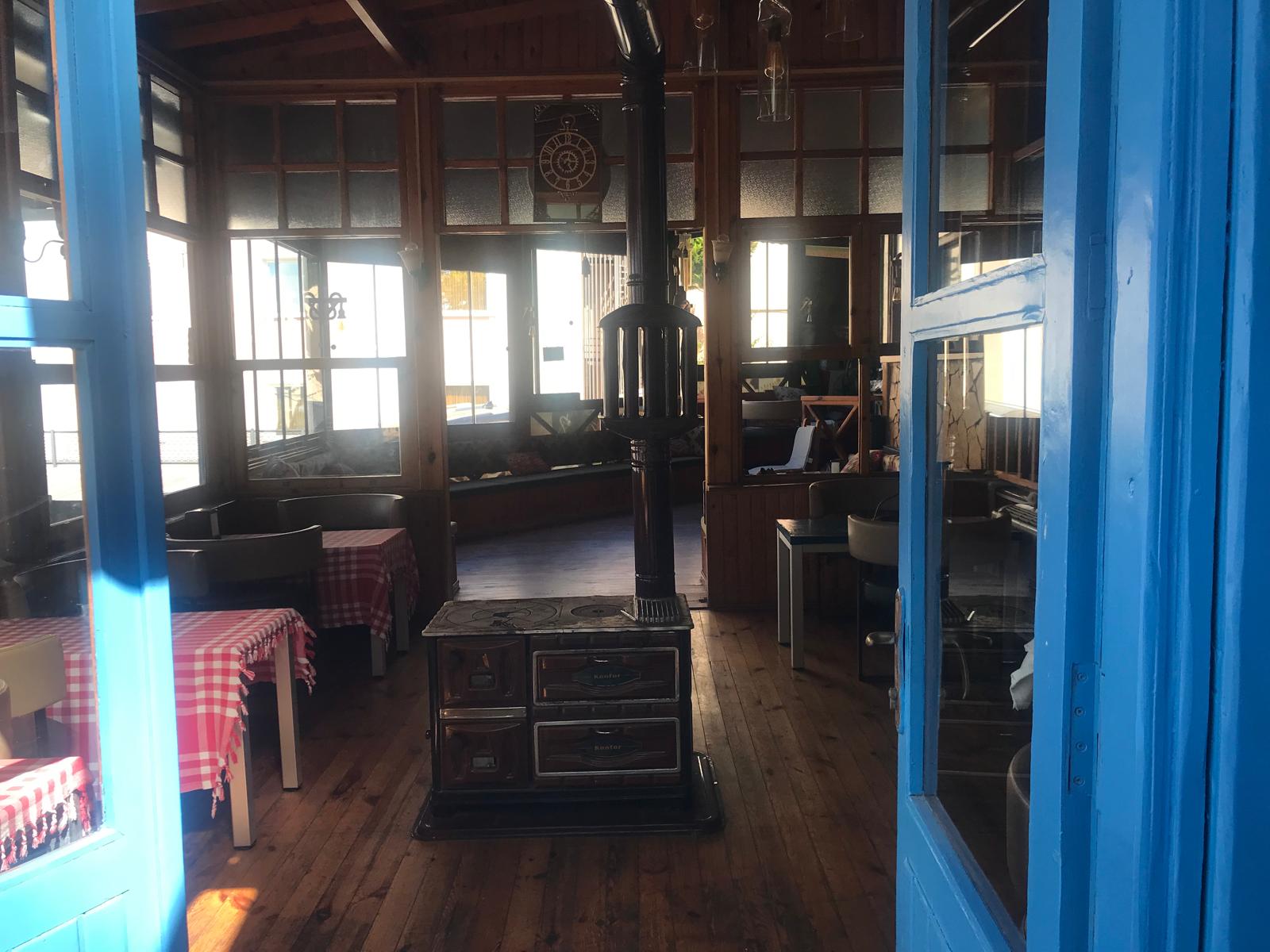 Antik soba ve ahşap iç mekan